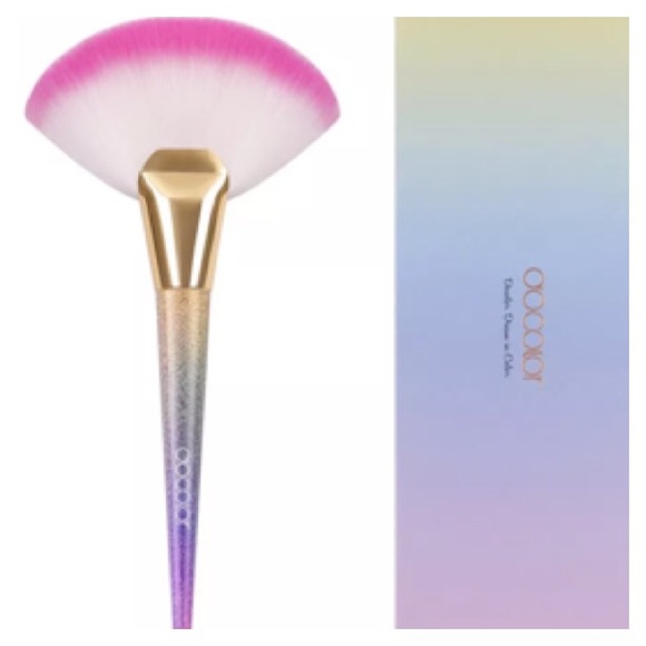 🦋NWT Boxed Ducolor Professional Rainbow Fan Brush - Picture 2 of 3